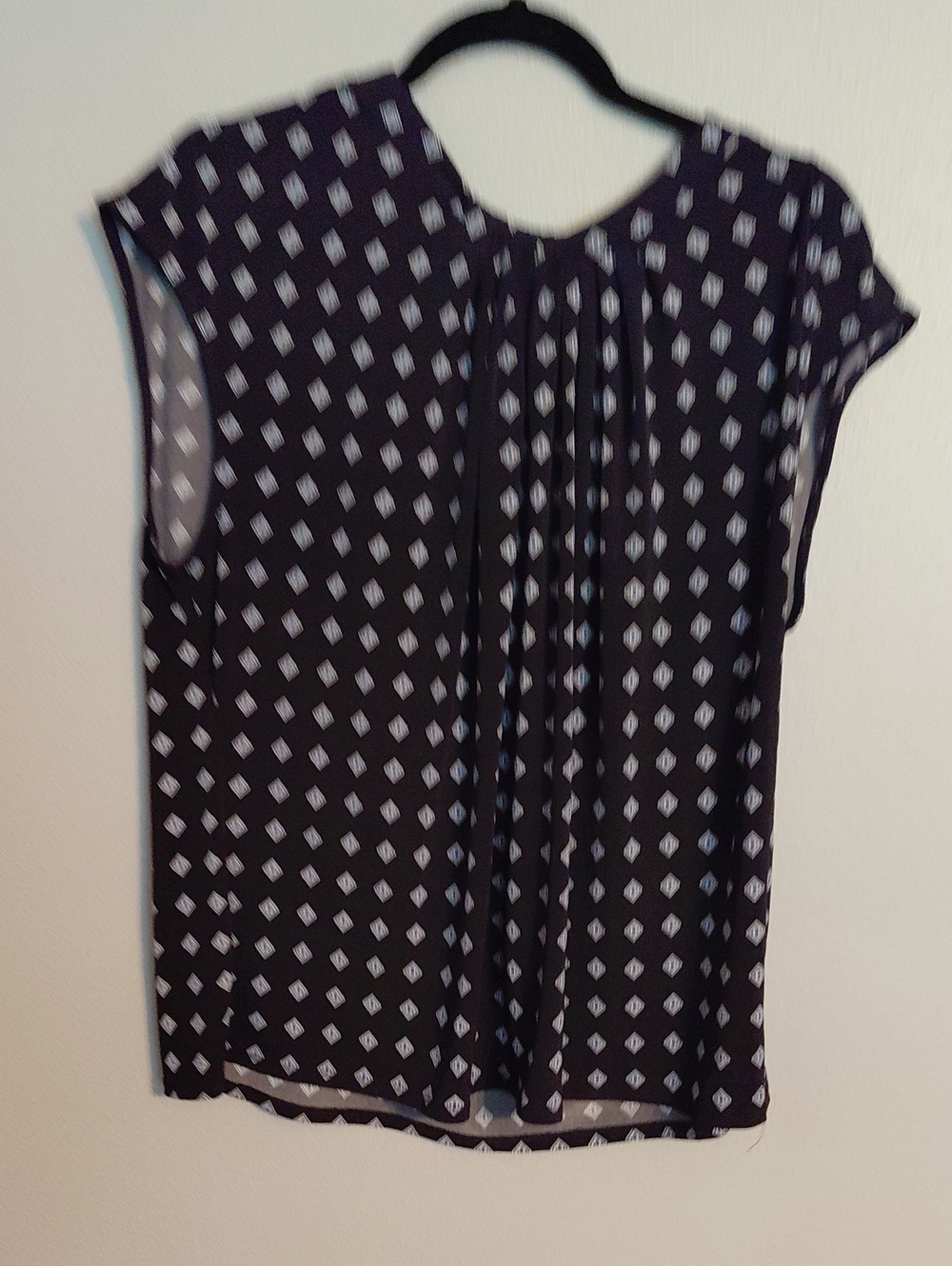 Liz Claiborne Black Sleeveless Blouse with White Diamond Print